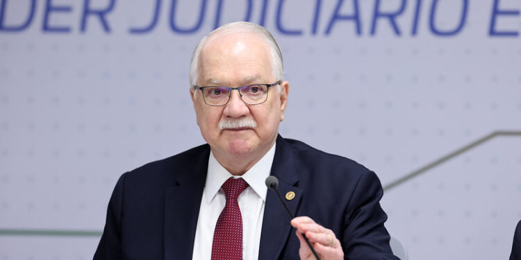 Fachin diz que STF adotará medidas após analisar indícios e pede preservação da integridade da Corte