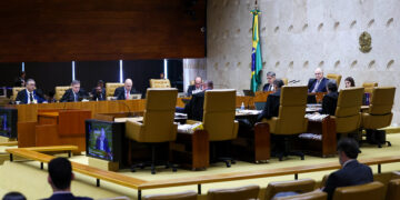 Mendonça afasta chefe da PF, e Fachin dá 72 horas para ministro responder a recurso da AGU