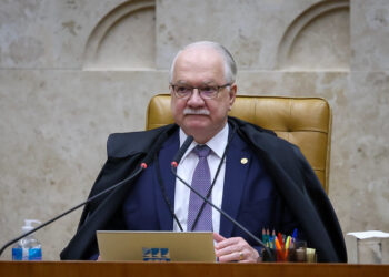 Fachin dá 5 dias para Moraes, Mendonça, Gonet e PF explicarem pontos de investigação