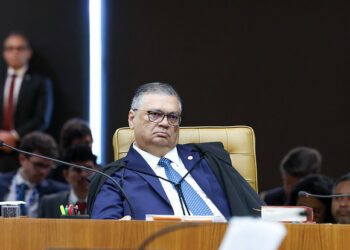 Flávio Dino pede vista e suspende julgamento sobre casos de Moraes e Mendonça no STF