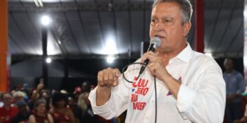 Rui Costa acusa João Roma de esconder Flávio Bolsonaro na propaganda eleitoral