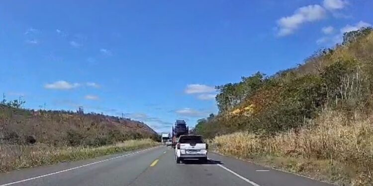 Motorista força ultrapassagem e quase bate de frente com carreta na BR-116