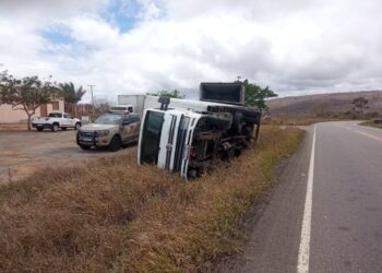 Caminhão e carro colidem na BA-026 entre Pé de Serra e Maracás