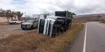 Caminhão e carro colidem na BA-026 entre Pé de Serra e Maracás