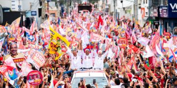 Caminhada de Jerônimo reúne multidão em Vitória da Conquista a 15 dias da eleição