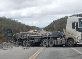 Motorista morre após colisão entre carretas na Serra do Mutum, entre Jequié e Jaguaquara