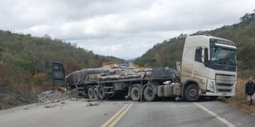 Motorista morre após colisão entre carretas na Serra do Mutum, entre Jequié e Jaguaquara