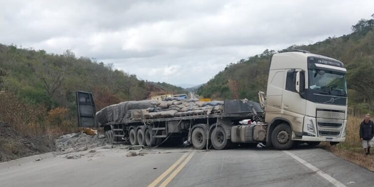 Motorista morre após colisão entre carretas na Serra do Mutum, entre Jequié e Jaguaquara