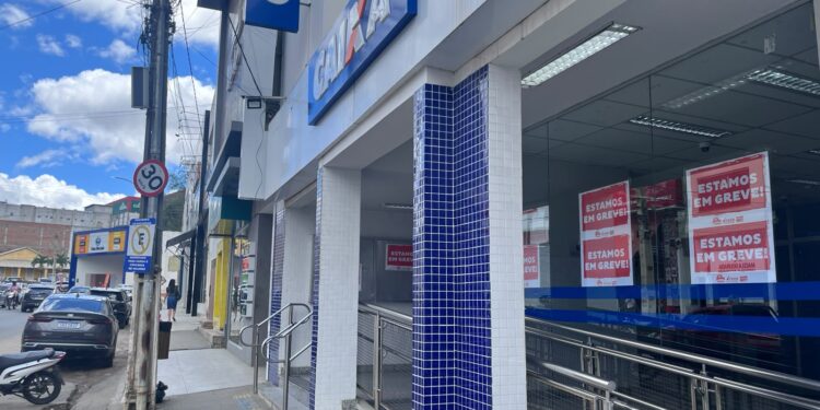 Empregados da Caixa na Bahia decidem manter greve após assembleia virtual