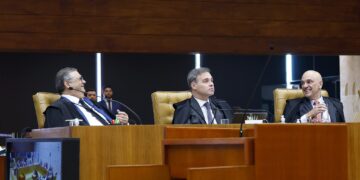 Dino manda reintegrar diretor-geral da PF afastado por Mendonça