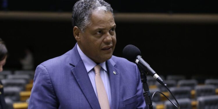 Antonio Brito é único deputado da Bahia sem faltas em sessões da Câmara desde 2023
