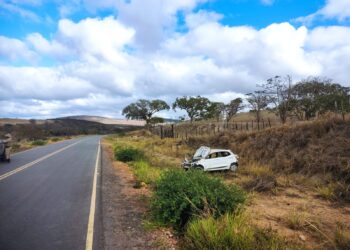 Carro capota na BA-250, em Itaquara, e deixa quatro pessoas feridas