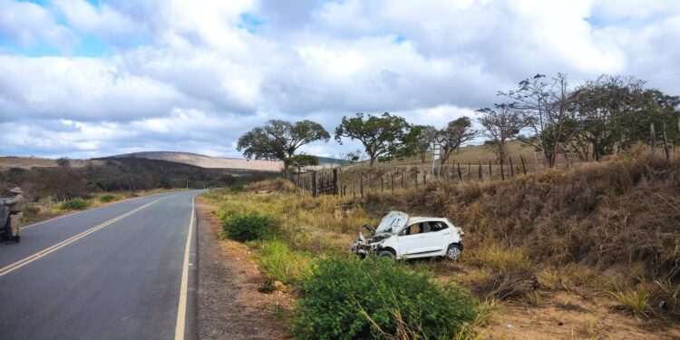 Carro capota na BA-250, em Itaquara, e deixa quatro pessoas feridas