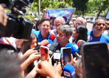 ACM Neto vota em Salvador e diz confiar em vitória no primeiro turno