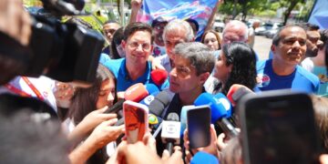 ACM Neto vota em Salvador e diz confiar em vitória no primeiro turno