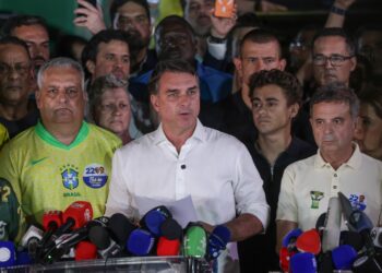 Flávio Bolsonaro não reconhece derrota e anuncia pedido de anulação das Eleições