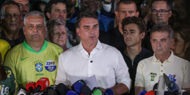 Flávio Bolsonaro não reconhece derrota e anuncia pedido de anulação das Eleições