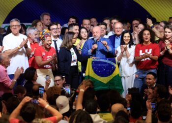 Após ser eleito pela quarta vez, Lula comemora vitóia na Avenida Paulista e pede que público cante Hino da Independência