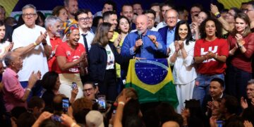 Após ser eleito pela quarta vez, Lula comemora vitóia na Avenida Paulista e pede que público cante Hino da Independência