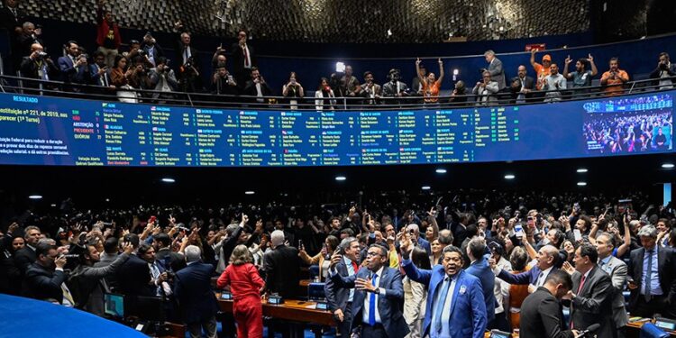 Senado aprova fim da escala 6×1 com 75 votos favoráveis; PEC vai à promulgação