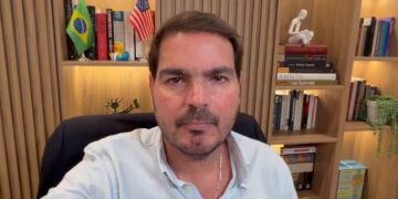 Após chamar Bahia de câncer, Justiça determina que Constantino retire vídeo e faça retratação