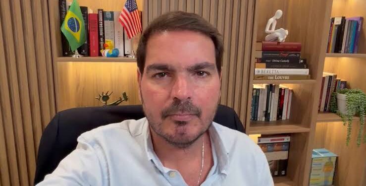 Após chamar Bahia de câncer, Justiça determina que Constantino retire vídeo e faça retratação